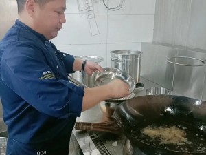 厨师阿德电视台主持，介绍美味的烹饪产品