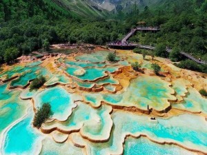 黄龙直捣溪水潺潺之美，探寻天然矿物质温泉的奥秘